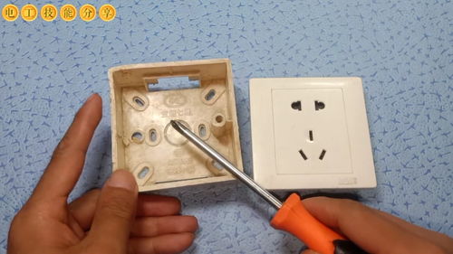墻內(nèi)線盒耳朵損壞，電工師傅巧手修復(fù)